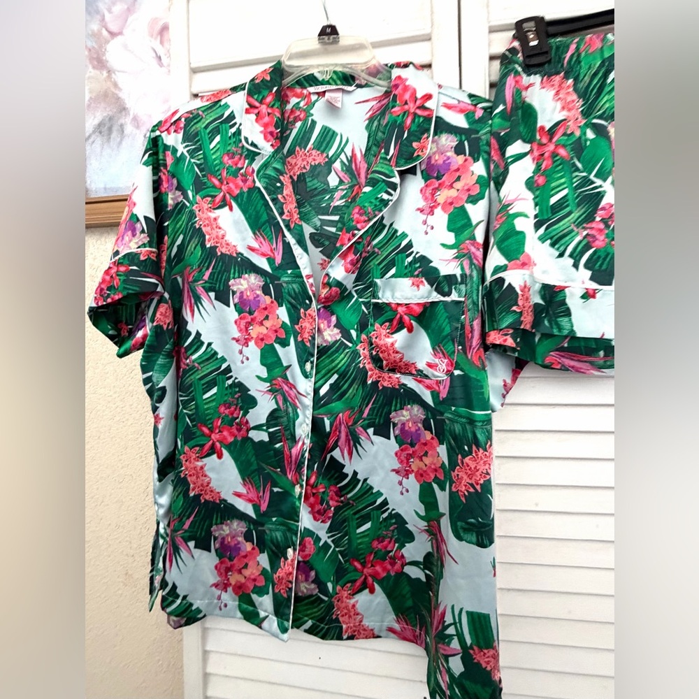 VICTORIA’S SECRET Tropical Floral Satin set shorts and button shirt with pocket - Picture 7 of 15